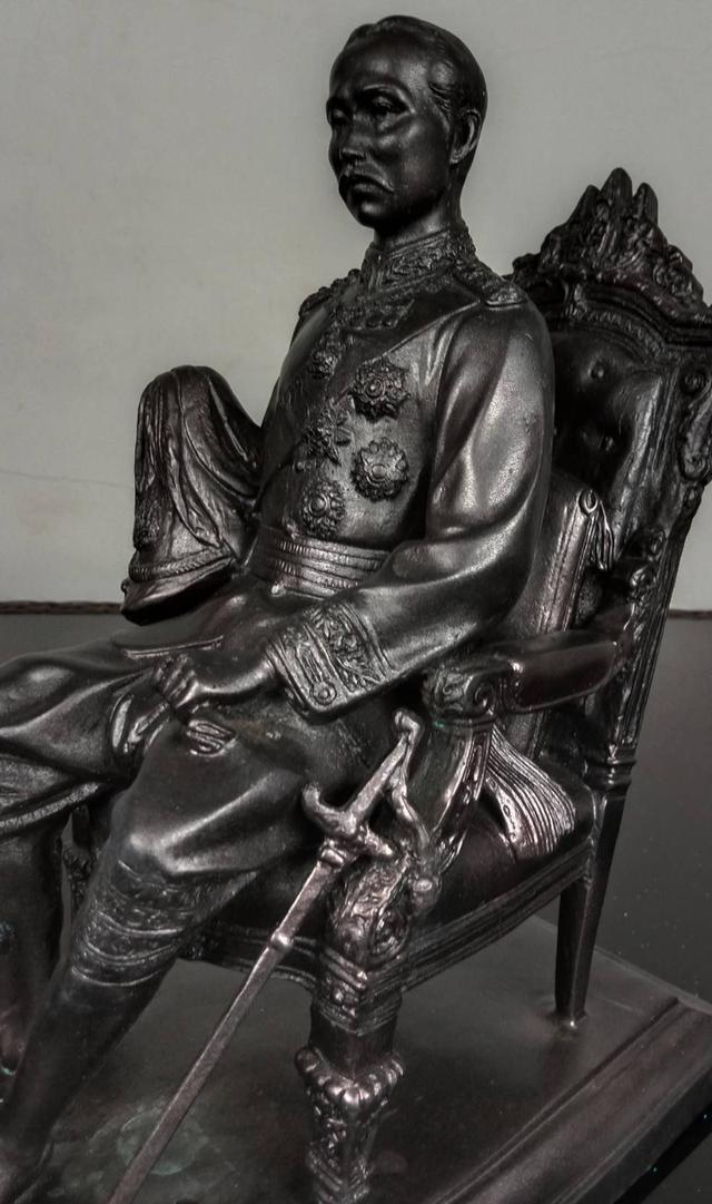 550.พระบรมรูปหล่อในหลวงรัชกาลที่ 5 พระบาทสมเด็จพระปรมินทรมหาจุฬาลงกรณ์ พระจุลจอมเกล้าเจ้าอยู่หัว ทรงประทับนั่งบัลลังก์ รูปที่ 9