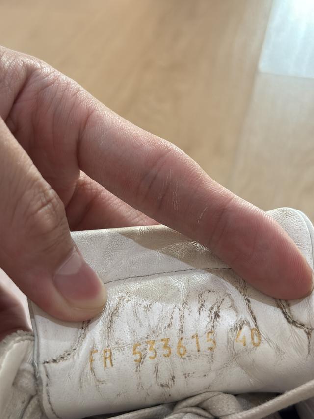 Saint Laurent Leather Sneakers  Size 38-39 รุ่น Andy  ของแท้แน่นอน100%  มีรอยตามรูปภาพ หนังแท้ กัดนิดหน่อย  ปล่อย 1500 รูปที่ 8