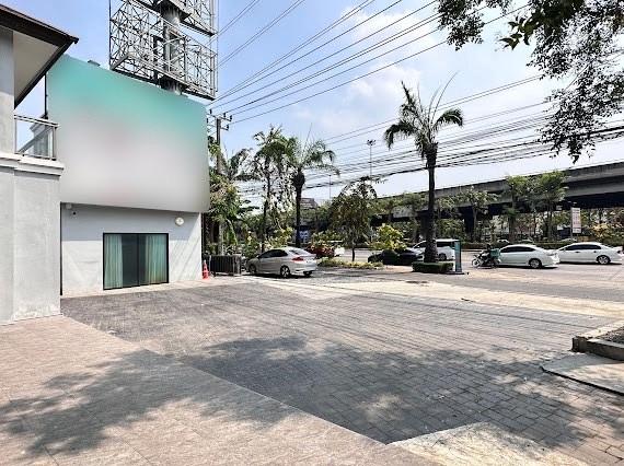 ขายบ้านสวย ติดถนนเลียบด่วนรามอินทรา ใกล้ central eastville ถนนประดิษฐ์มนูธรรม วังทองหลาง กทม. 3