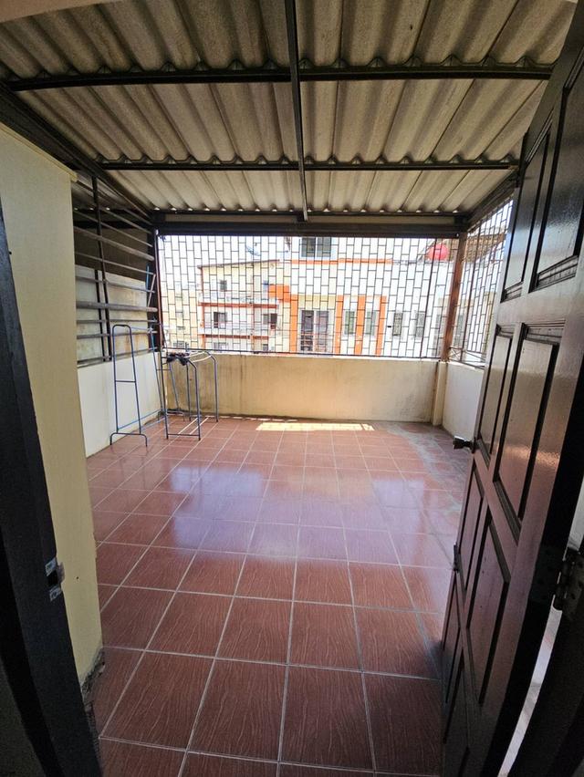 ให้เช่าอาคารพาณิชย์ 4 ชั้นมีดาดฟ้าต่างหาก ติดกับ กศน. ตรงข้ามสวนสาธารณะและสนามกีฬา มีที่จอดรถ ราคา 15,000 ต่อเดือน สนใจติดต่อคุณเก๋ง 0813567891 10