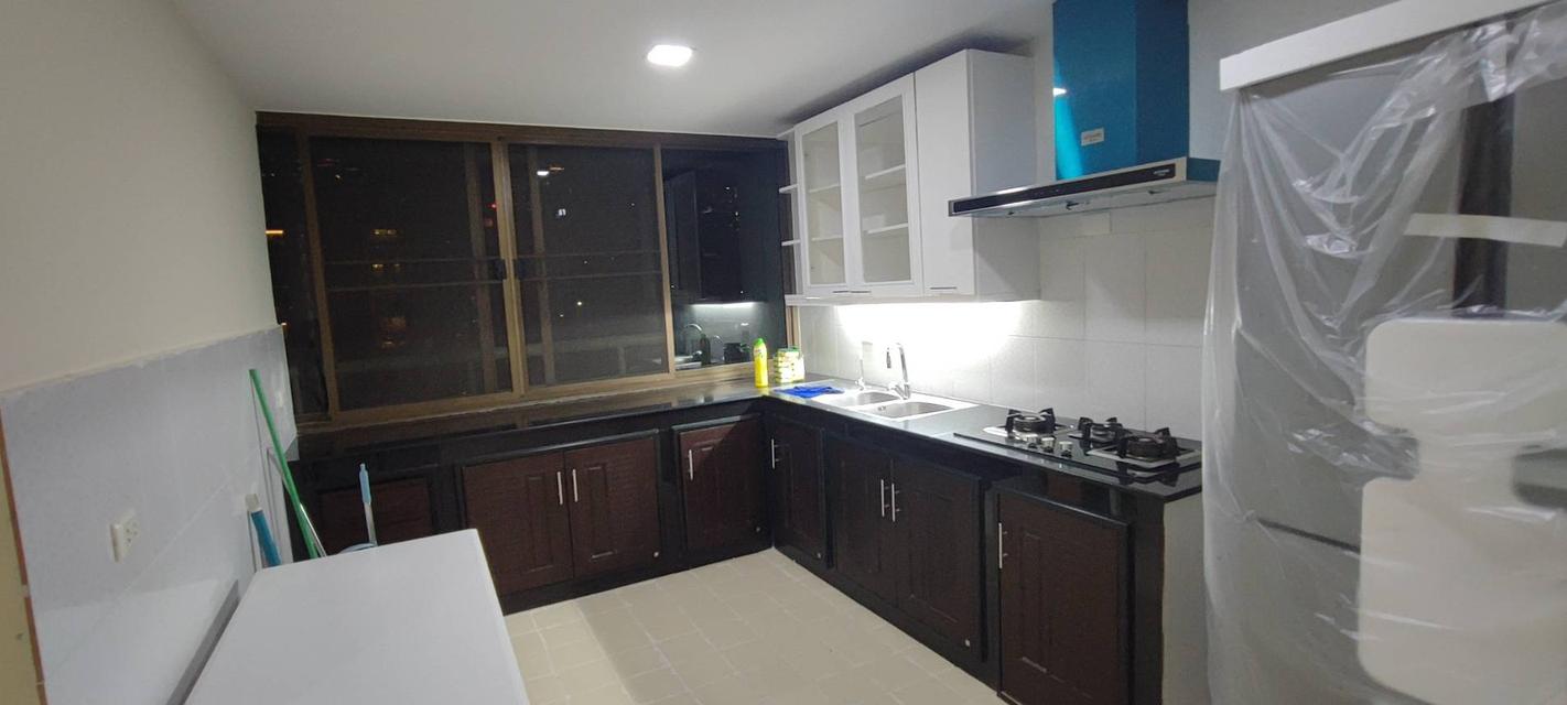 Rent Condo 3 Beds 4  Baths  area  265 sqm. Sukhumvit18 3