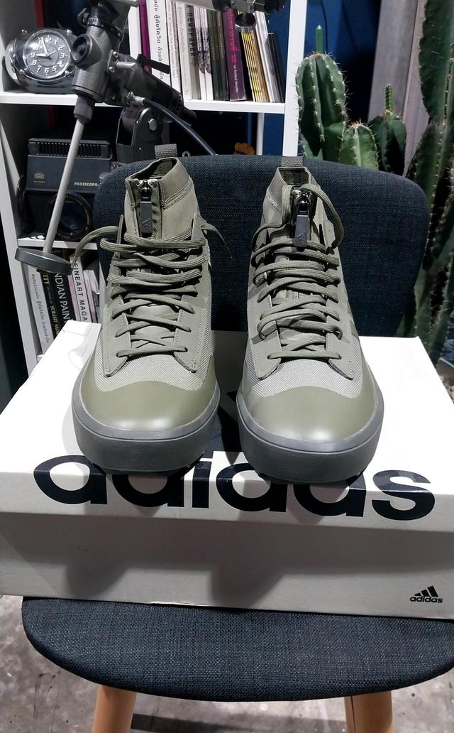 adidas ZNSORED HI GTX11 UK. สภาพ 98% ไม่มีตำหนิ ลองใส่เดินในชอปแค่ครั้งเดียวกล่อง ป้ายอยู่ครบ!!!!รุ่นนี้หายากแล้ว!!!!!1,950 b.