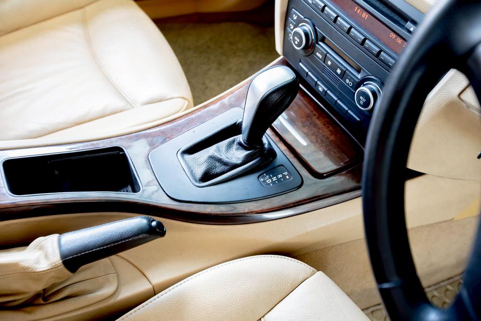 Bmw 318i ปี 2010 สีดำ มือเดียวป้ายแดง 16