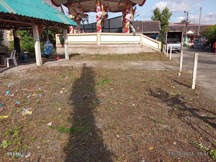 ขายที่ดินใกล้สวนอุตสาหกรรมเครือสหพัฒน์ ศรีราชา แปลงหัวมุม ริมน้ำ พร้อมสำหรับการปลูกสร้างบ้าน ในโครงการหมู่บ้านเทพธารินทร์ 3