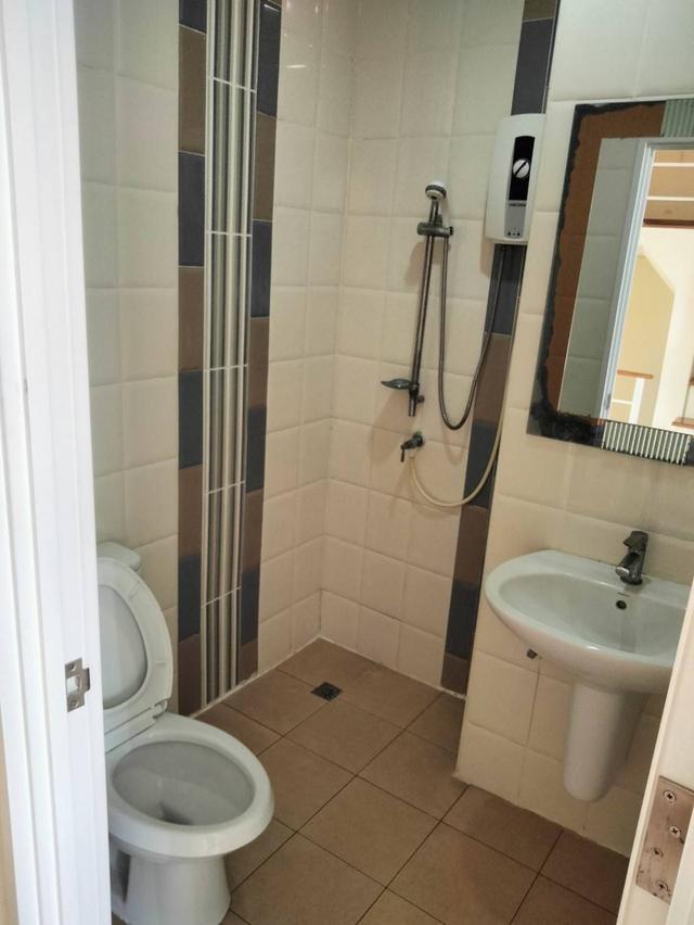 ขายทาวน์โฮม 2 ชั้น หมู่บ้านโกลเด้น ทาวน์ ลาดพร้าว ซอยนวมินทร์ 42 แยก 27 ถนนประเสริฐมนูกิจ แขวงคลองกุ่ม เขตบึงกุ่ม กรุงเทพ ขายราคา 4.30 ล้านบาท ให 10