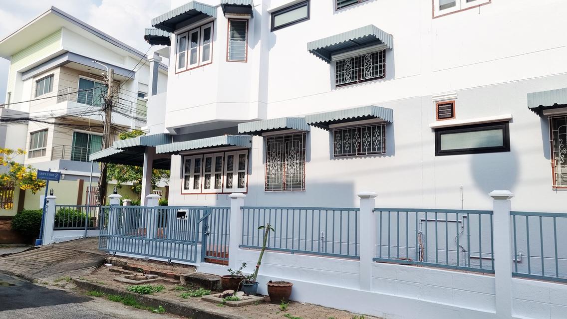 บ้านทาวน์เฮ้าส์ 3 ชั้น 2