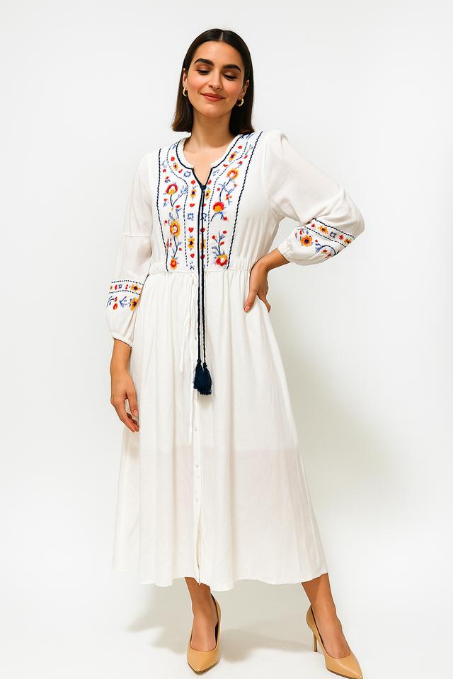 เดรสแม็กซี่ยาวปักลายดอกไม้สไตล์โบฮีเมียน (Boho Embroidered Maxi Dress – White)_@SP016