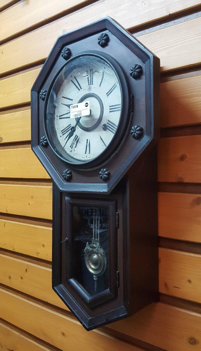 รูป นาฬิกาแขวนไม้โบราณ ทรงแปดเหลี่ยม ผลิตจากไม้แท้  รุ่น F7166 2