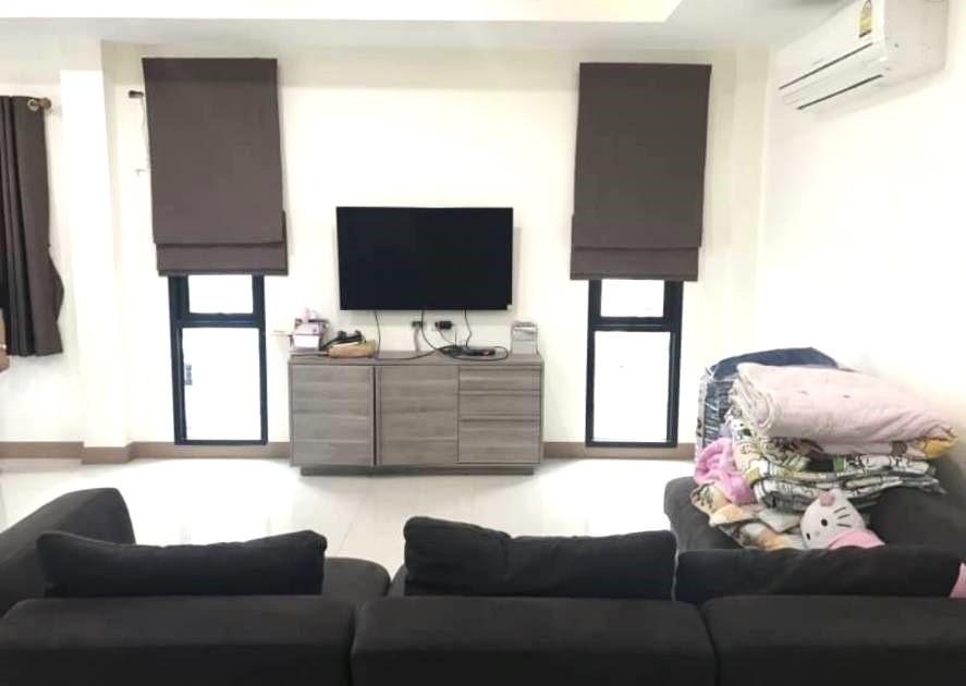 ขายบ้านเดี่ยว 3 ชั้น 50 ตร.ว.ราคา 13.5 ลบ. พร้อมเข้าอยู่ ถ.สุขเกษม ไกล้ ม.หอการค้า และ  MRT ห้วยขวาง (เจ้าของขายเอง) 2