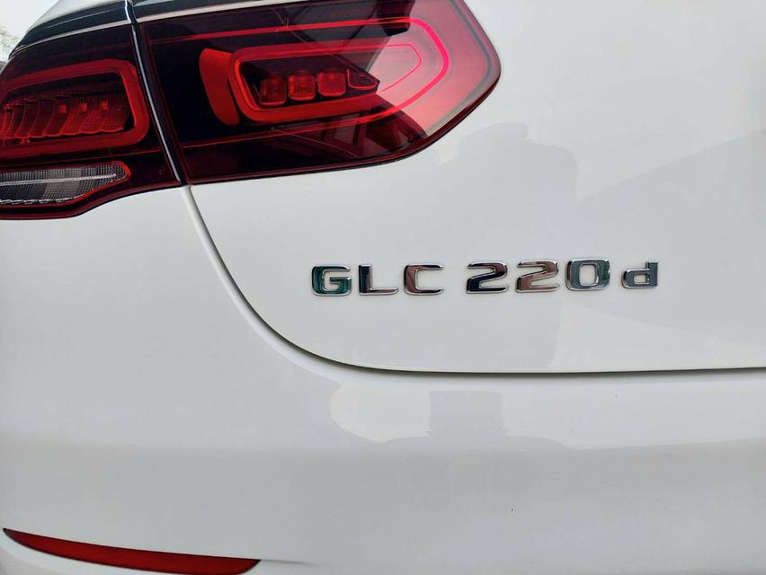 2023 Mercedes-Benz GLC 220d Coupe AMG | สีขาว เบาะแดง รูปที่ 5
