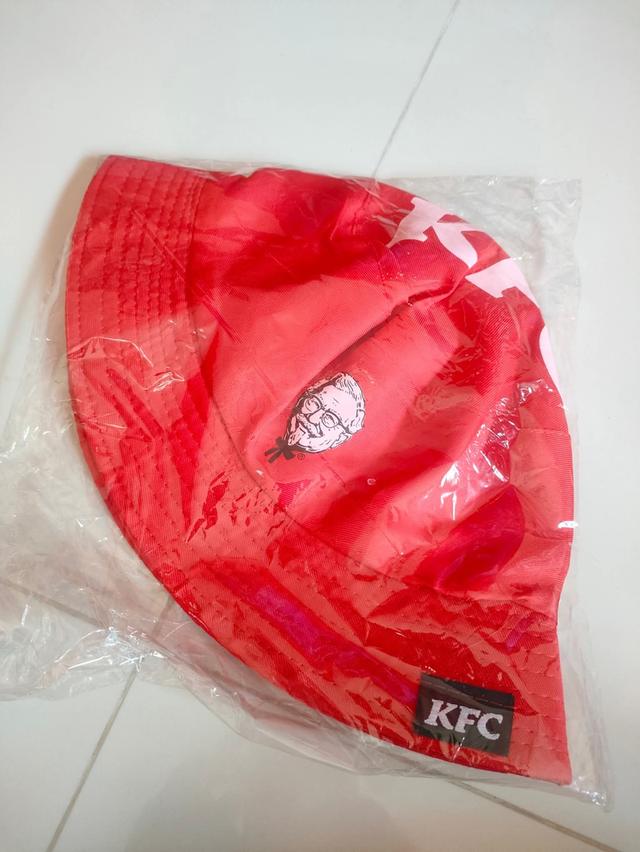หมวก KFCใหม่คาห่อ....