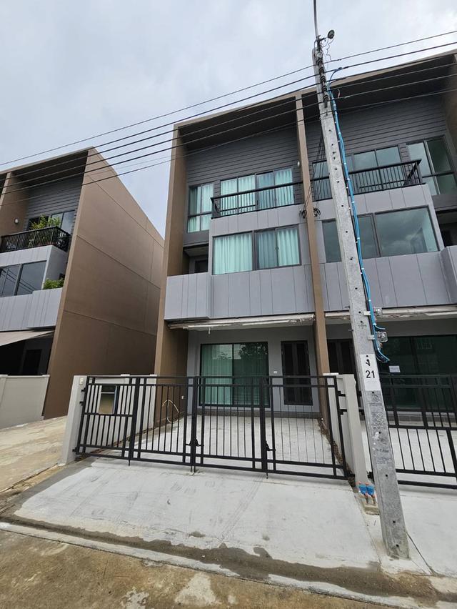 Townhome For Rent "Baan Klang Muang Rama 9 - Krungthep Kreetha" 1