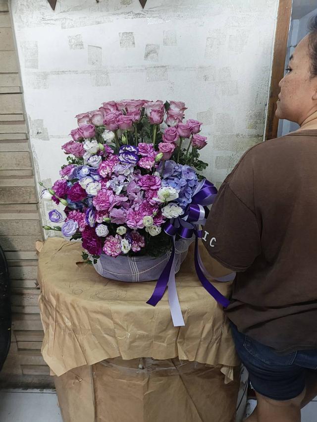กระเช้าดอกไม้สด  ส่งบางนาตราด บางพลี บางบ่อ บางโฉลง ปากน้ำ สมุทรปราการ บางปลา บางปู บางเสาธง ถนนวัดศรีวารีน้อย พระสมุทรเจดีย์ กิ่งแก้ว บางพลีใหญ่