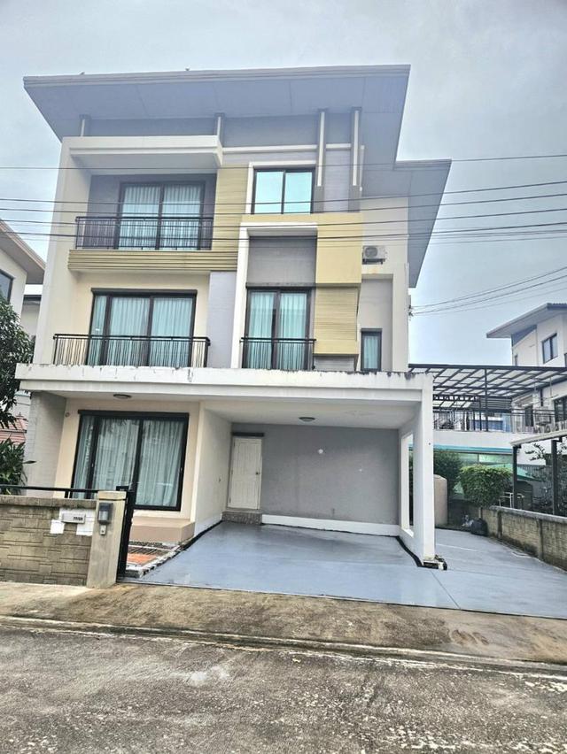 ให่เช่าบ้าน 3 ชั้น 5 ห้องนอน 4 ห้องน้ำน โกลเด้น เพรสทีจ วัชรพล-สุขาภิบาล 5