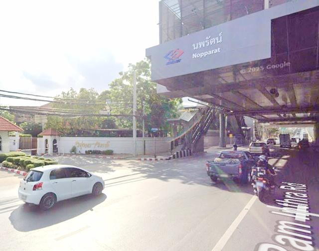 ให้เช่าโกดัง หรือ ที่ดินถมแล้ว MRTวงแหวนรามอินทรา แฟชั่น600ม. ติดถนนใหญ่ 141 ตร.วา. MRT นพรัตน 1.4 กม. ทำเลดี .รพ.นพรัตน 6