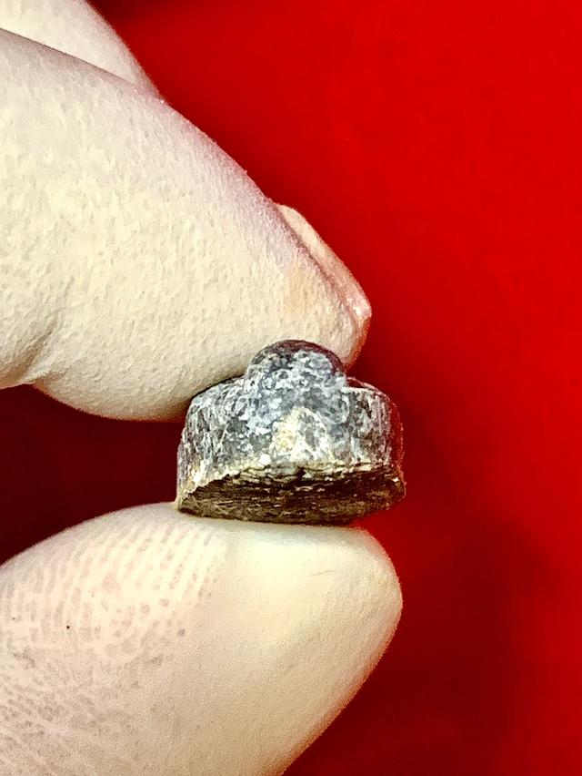 หลวงปู่ทวด รุ่นพระของขวัญ พิมพ์พระรอด เนื้อว่านผสมผงเหล็กไหล หลังลายมือ ออกวัดห้วยมงคล ปี2553 8