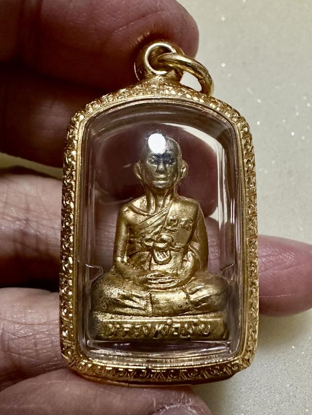 พระรูปเหมือนปั้ม หลวงพ่อมุ่ย พิมพ์แถวเดียว เนื้อทองเหลืองกะหลั่นทอง วัดดอนไร่ เลี่ยมตลับทองคำ ราคา สอบถาม ครับ รูปย่อยที่ 1