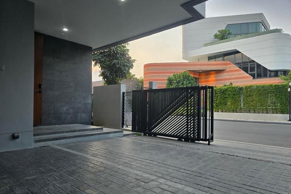 ให้เช่าบ้านหรู The Gentry พัฒนาการ 2บ้านเดี่ยว 3 ชั้น สไตล์ Luxury Villa พร้อมเฟอร์นิเจอร์ครบ ใกล้ Clubhouse เพียง 5 กม. ถึงทองหล่อ 4