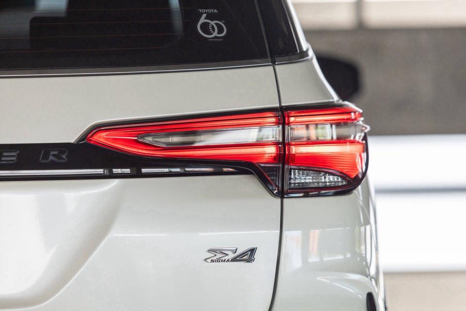 ✨ TOYOTA FORTUNER 2.4 LEGENDER 4WD AT Black Top ปี 2022 แท้ รูปที่ 6
