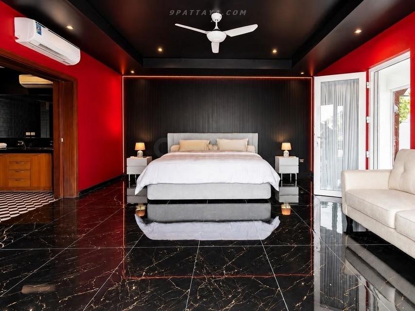 Siam Royal View Pattaya, an exclusive residential project positioned on one of Pattaya’s high viewpoints. Spacious private residence with large living 8