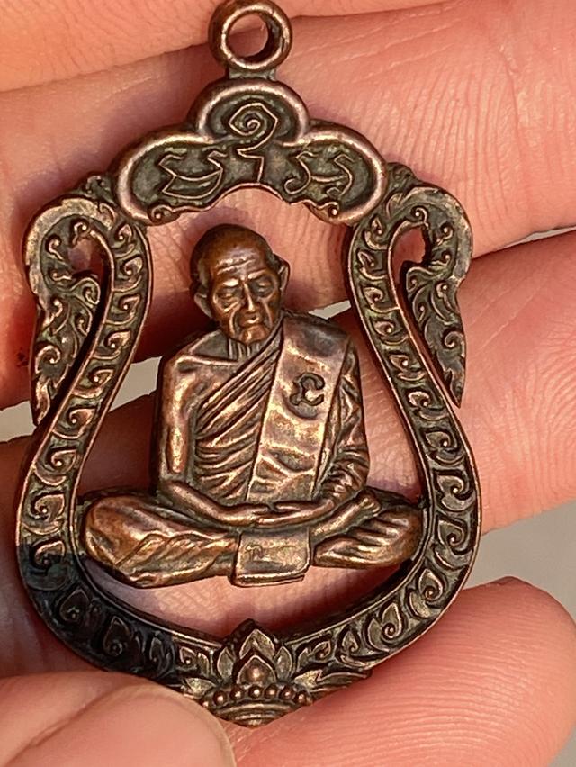 เหรียญหล่อฉลุ รุ่นอายุครบ 8 รอบ หลวงปู่ทิม อิสริโก วัดละหารไร่ จังหวัดระยอง ปี 2518 รูปที่ 8