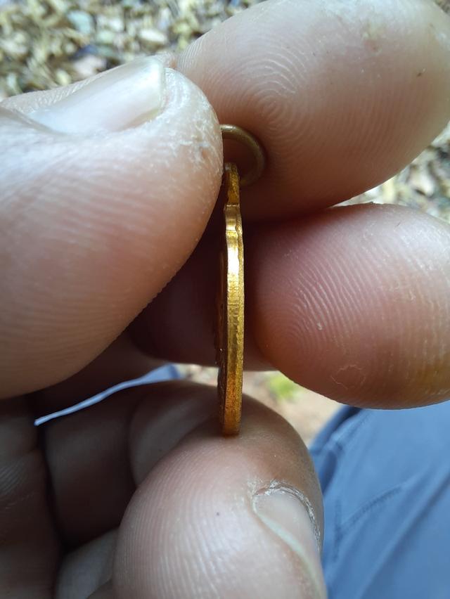 เหรียญหลวงปู่แหวน พิมพ์เล็กกะไหล่ทอง ปี 2526 อายุ 96 ปี รูปย่อยที่ 4