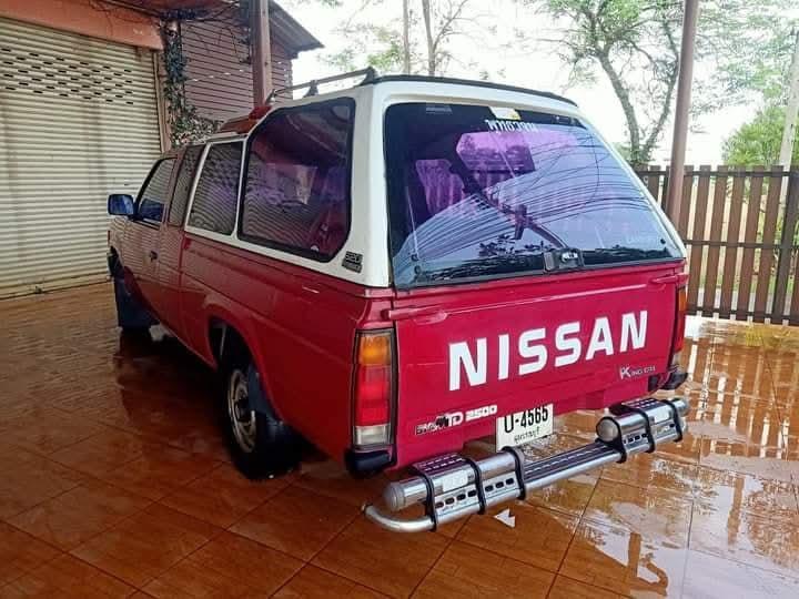 Nissan Big M สีแดง 5