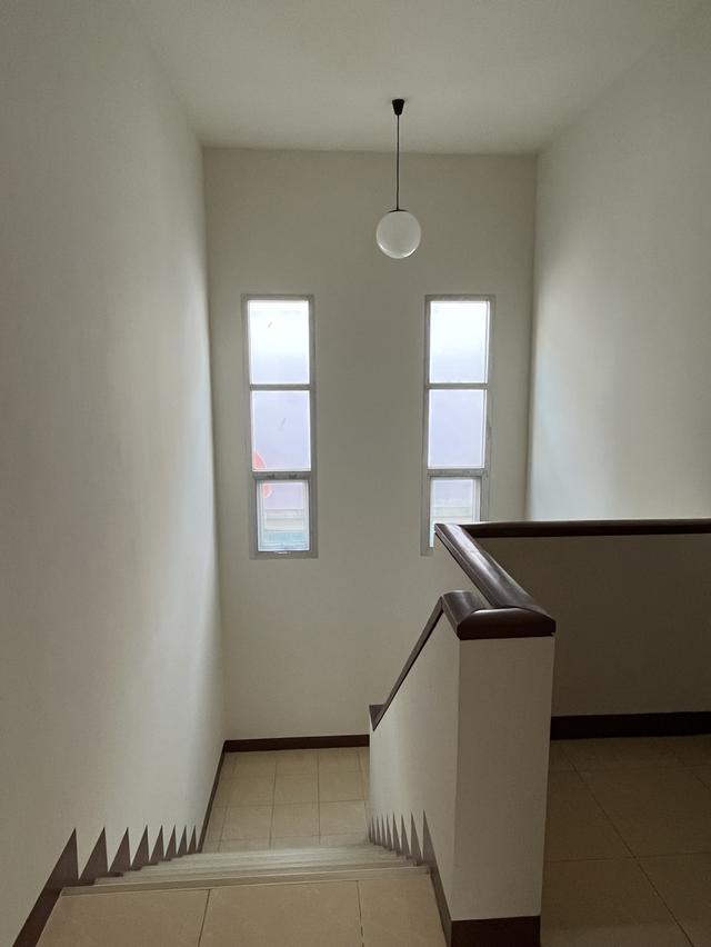 บ้านเดี่ยว 2 ชั้น 35 ตรารางวา 3 ห้องนอน 2 ห้องน้ำ ห้องเคาเตอร์ครัว โต๊ะกินข้าว โซฟา แอร์ เหล็กดัดและมุ้งลวด หมู่บ้านติดถนนแพรกษา หน้าหมู่บ้านมีเซ่เว่น 8