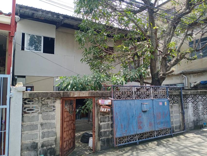 ขายที่ดินพร้อมบ้าน(ตามสภาพ)ซ.ลาดพร้าว63 แยก8 ห่างจากปากซอยประมาณ 300 เมตร เดินทางสะดวกใกล้สถานีรถไฟฟ้า 2