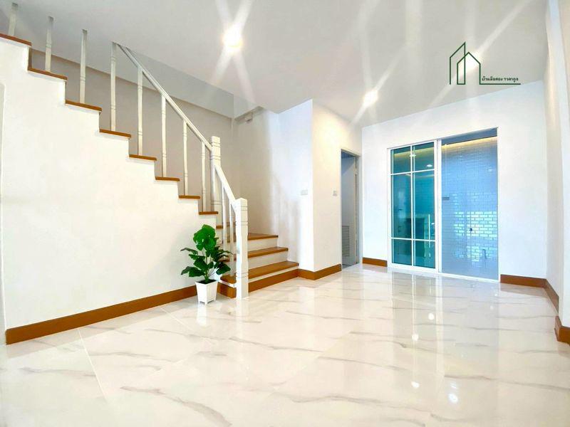 ทาวน์เฮาส์ รีโนเวทใหม่ หมู่บ้านปิยวรารมย์ ถนนบ้านกล้วย-ไทรน้อย ฟรีโอน  9