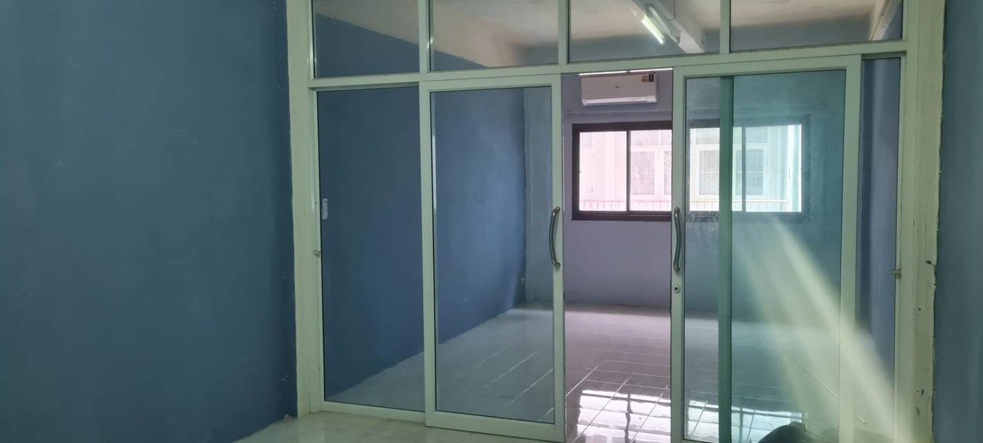 ขายถูกมาก!! พร้อมอยู่ ตึกแถว 3.5 ชั้น+ดาดฟ้าต่อเติมโครงหลังคาแล้ว “สภาพดี/ทำเลดี” ซ.จันทน์ 23 13