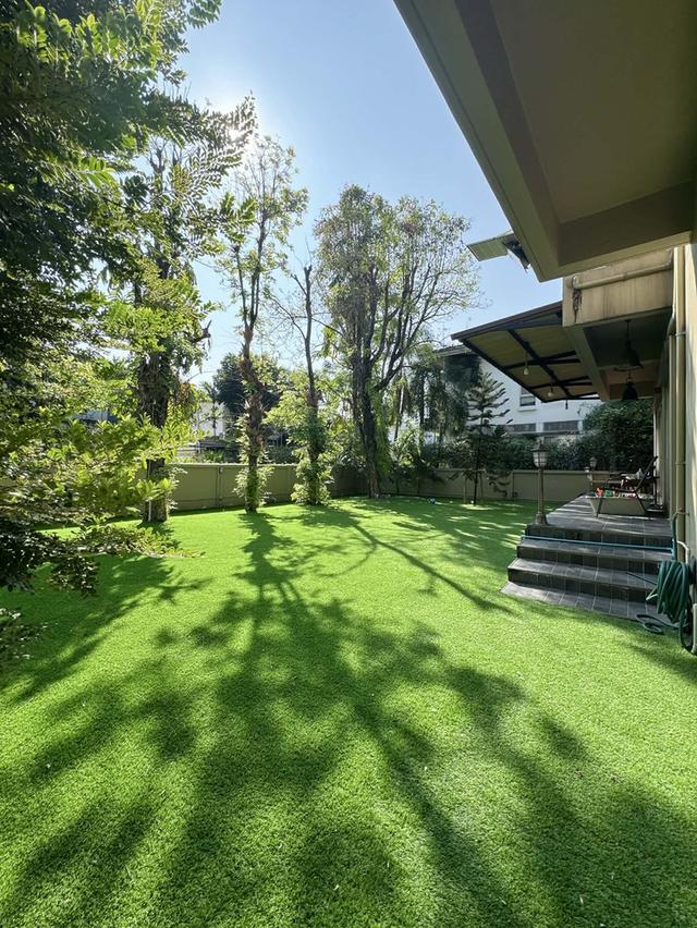 ขายบ้านเดี่ยว โครงการหมู่บ้าน Noble Geo วัชรพล ( โนเบิลจีโอวัชรพล )  ขนาด 105.7 ตารางวา  บ้านจำนวน 2 ชั้น ห้องโถง : 1 ห้อง ห้องนอน : 3 ห้องนอนใหญ่ ( 3