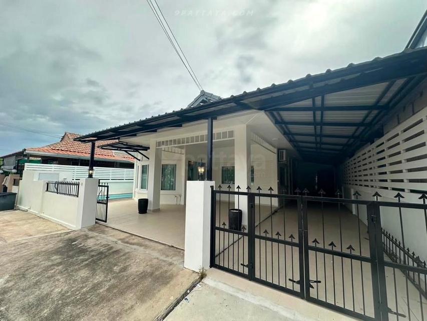Brand-new modern pool villa for rent or sale near Mabprachan Lake, located on Soi Nern Plub Wan with convenient access to Siam Country Club Road. 2