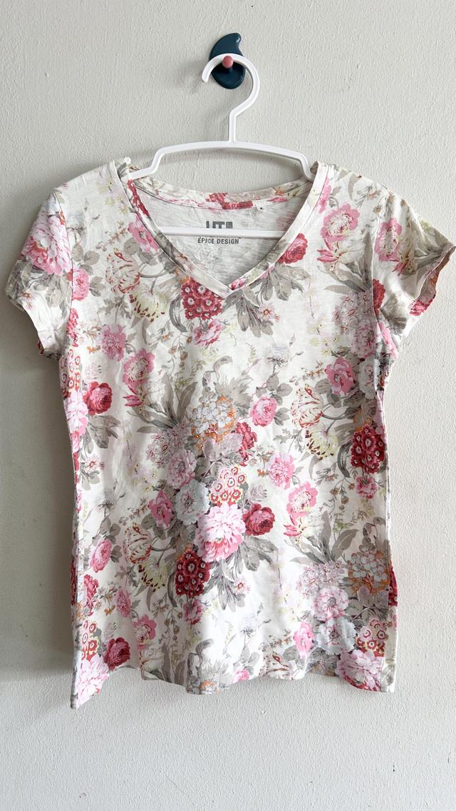 ยุนิM เสื้อยืดหญิงคอวีสีขาวลายดอก