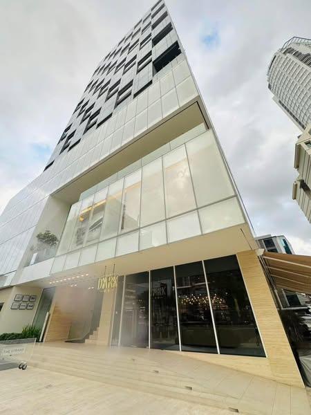 ”The Strand Thong Lor” is an ultra luxury condominium which located at the front of Soi Thong Lor just  1 minute walk to BTS Thong Lor Station . 10