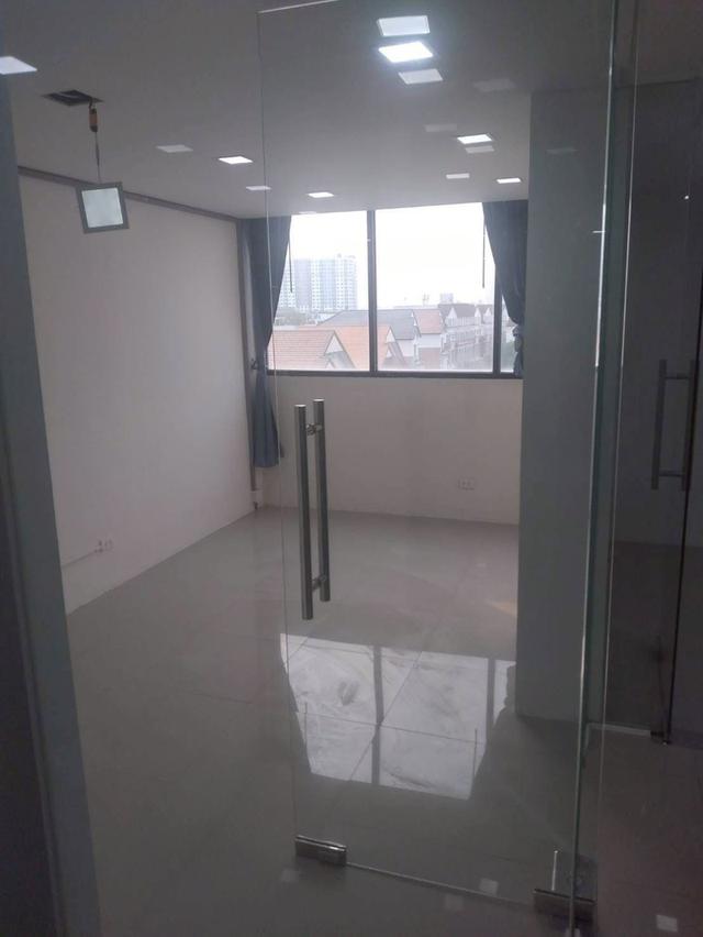 Office for Rent มีหลายแบบหลายขนาด 100-300 ตร.ม. เริ่มต้น 250 บาท/ตร.ม. ใกล้ Central & Lotus 3