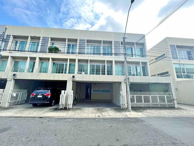 เดอะไนน์ พระราม 9 1.2 กม. พัฒนาการ18-26 พระราม9 ARL รามคำแหง 1.8 กม. ให้เช่าทาวน์โฮม 3 ชั้น 3 นอน 3 น้ำ 1