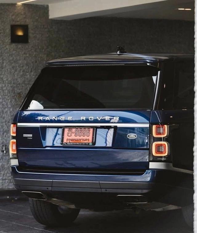 Range Rover P400e LWB 2