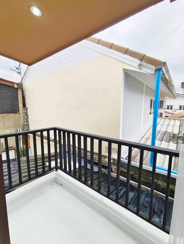 หมู่บ้านทรายทองนิเวศน์  ใกล้ห้าแยกปากเกร็ด ทาวน์เฮาส์ 2 ชั้น หลังมุม ตกแต่งใหม่พร้อมอยู่ ทำเลดี 4