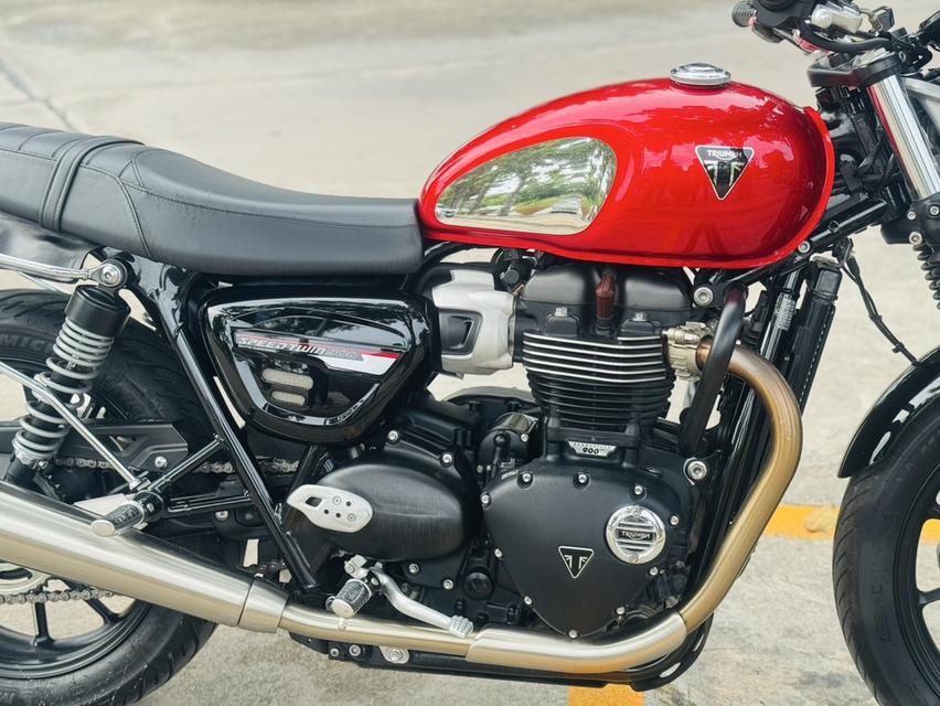 Triumph speed stwin 900
