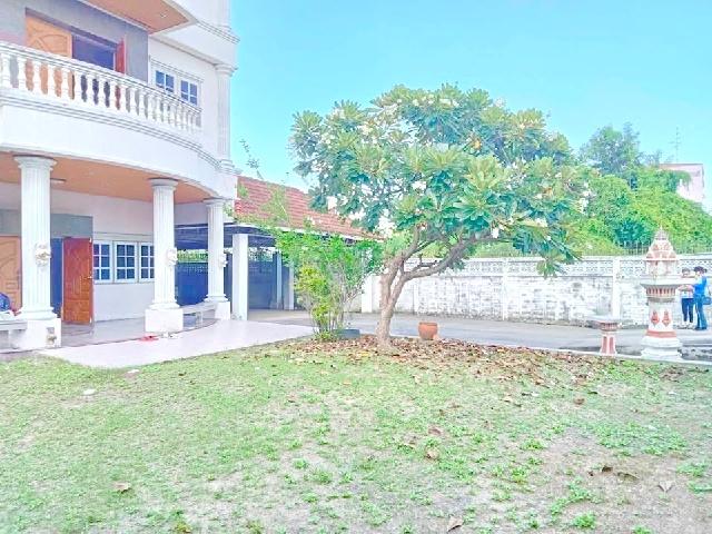 มีสนามหญ้าหน้าบ้าน 178 ตร.วา.แฟชั่น 1.6กม.ขาย ให้เช่า บ้านหลังใหญ่ 3.5ชั้น 4นอน 4น้ำ 720 ตร.ม. MRT คู้บอน 900 ม.ถ.รามอิน 2