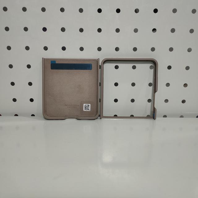 เคสหนัง Samsung Galaxy Z Flip7 — สีเทาเบจ (Taupe) รูปย่อยที่ 2