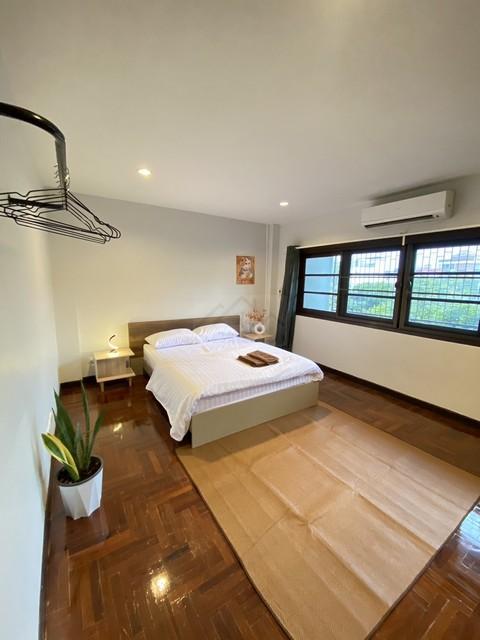 ให้เช่าทาวน์เฮ้าส์ 4 ชั้น 50 ตร.ว. ย่านเอกมัย ซอย 4 พร้อมเฟอร์ ใกล้ BTS เอกมัย 6