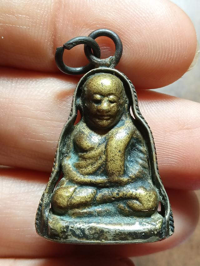 หล่อหลวงพ่อเงินเลี่ยมโบราณ้ก่าหิ้งคะองค์นี้