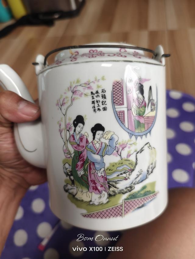 กาน้ำชาเซรามิคลายนางฟ้าเก่าจีน มีที่ใส่อลูมิเนียมซักร้อน มีช่วยน้ำชาลายมังกรให้ 4 ใบแถมลายต้นไม้ 1 ใบ  7