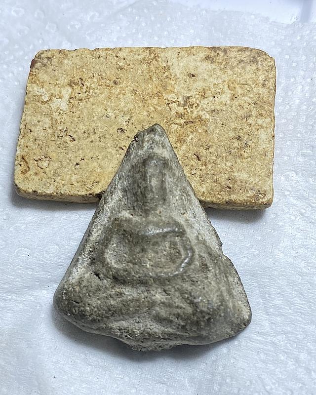 พระหลวงพ่อลีเนื้อผงใบลาน