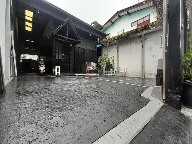 ให้เช่าบ้านพร้อมสตูดิโอ 54 ตรว. เพดานสูง ลาดพร้าว 134 เหมาะทำออฟฟิศ หรือสตูดิโอ จอดรถ 7 คัน ใกล้ MRT บางกะปิ ซอยตรงข้าม  5
