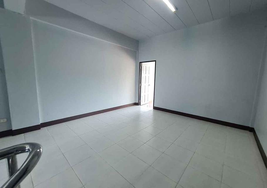 ตึกแถวติดถนนสายหลัก ใกล้ห้างแม็คโคร ขายถูกกว่าข้างเคียงแน่นอน สภาพดีมาก 5