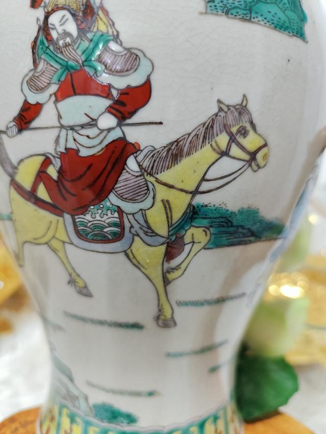 แจกันกระเบื้องเคลือบแตกลายงาแบบจีน (Chinese Crackle Glaze Porcelain Vase) ที่ตกแต่งด้วยลวดลาย นักรบโบราณ (Warrior Scene) รูปที่ 5