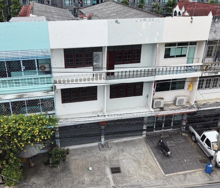 ทาวน์เฮาส์ 3 ชั้น ลาซาล 32 ติดถนนหลัก 1